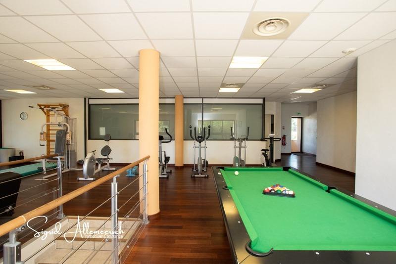 Propriété - 1 110 m² - 35 pièces