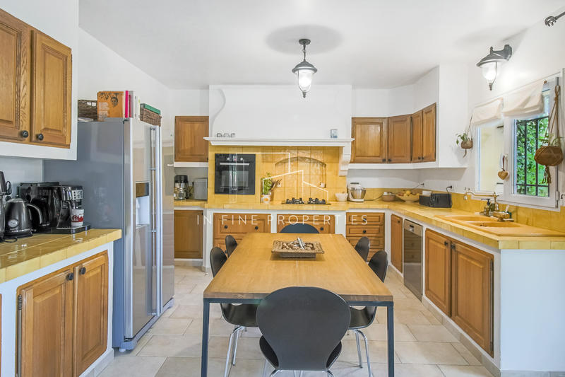 Maison - 220 m² - 7 pièces