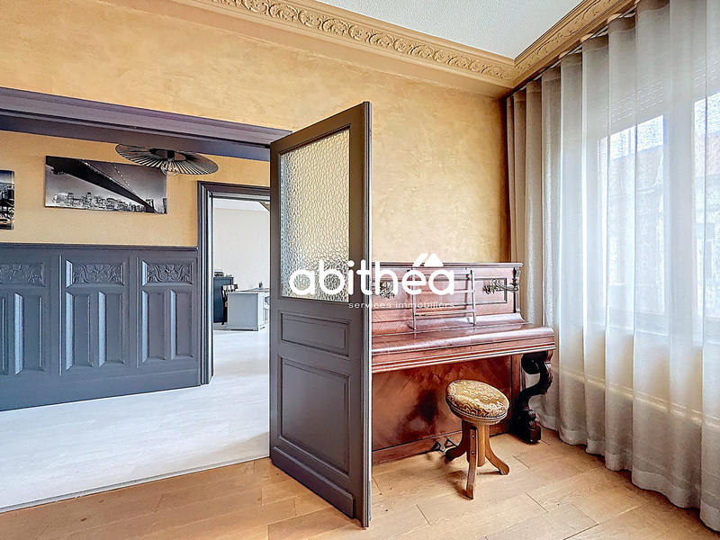 Maison - 305 m² - 9 pièces