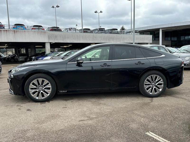 Toyota Mirai II Pile a Combustible Lounge