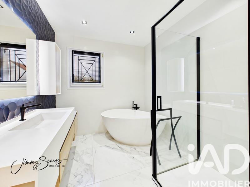 Maison - 190 m² - 8 pièces