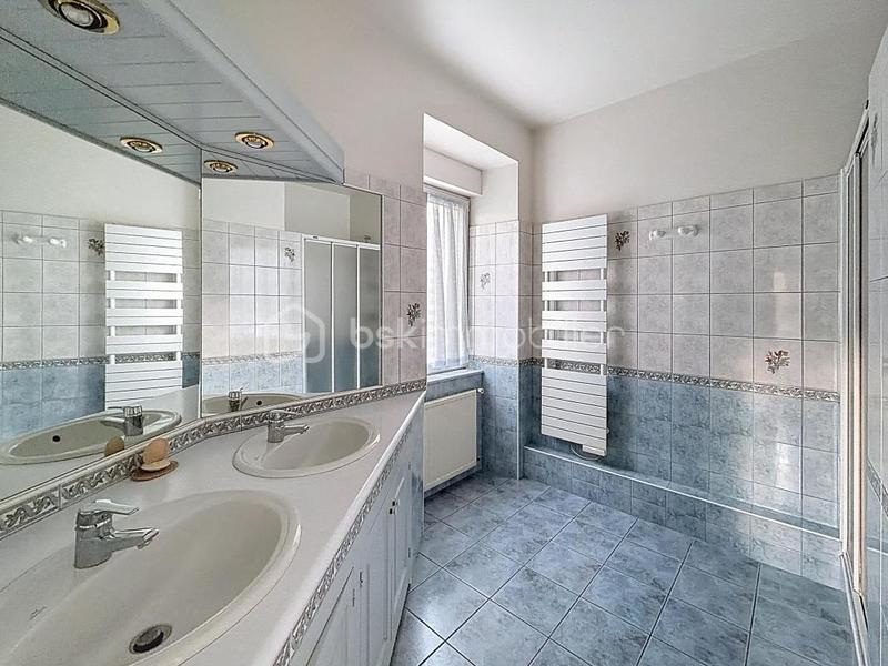 Propriété - 223 m² - 9 pièces