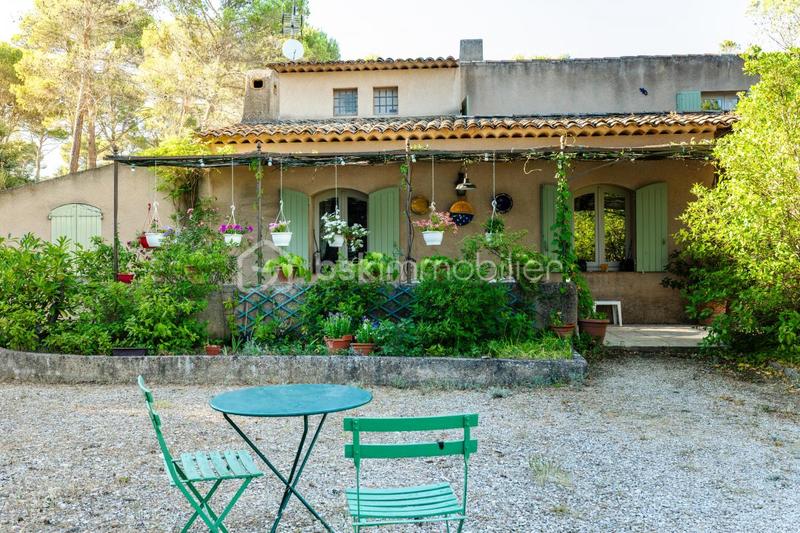 Propriété - 220 m² - 8 pièces