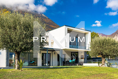 Villa - 252 m² - 6 pièces