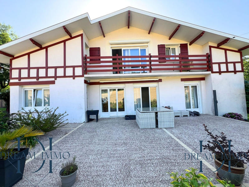 Maison - 207 m² - 7 pièces