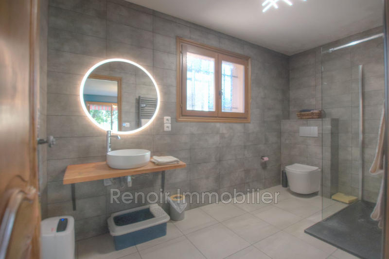 Propriété - 650 m²