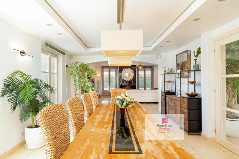 Maison - 250 m² - 7 pièces