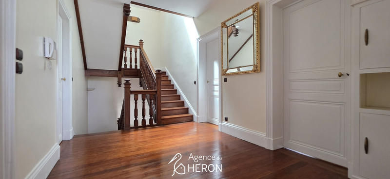 Maison - 240 m² - 9 pièces