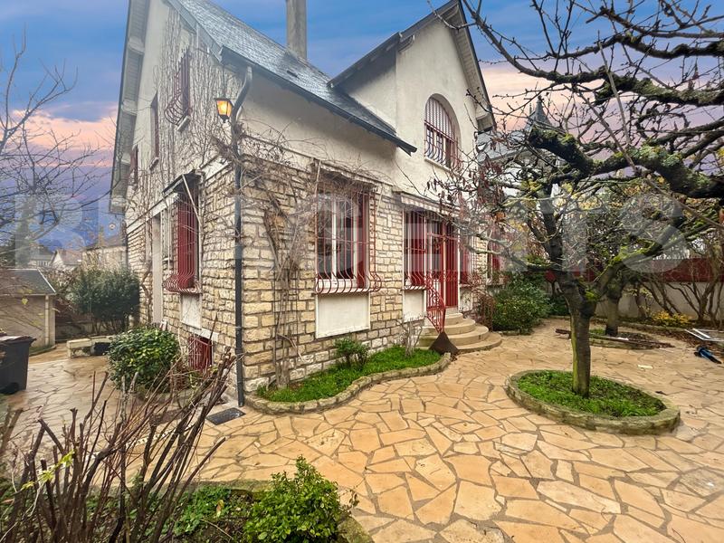 Maison de ville - 263 m² - 9 pièces