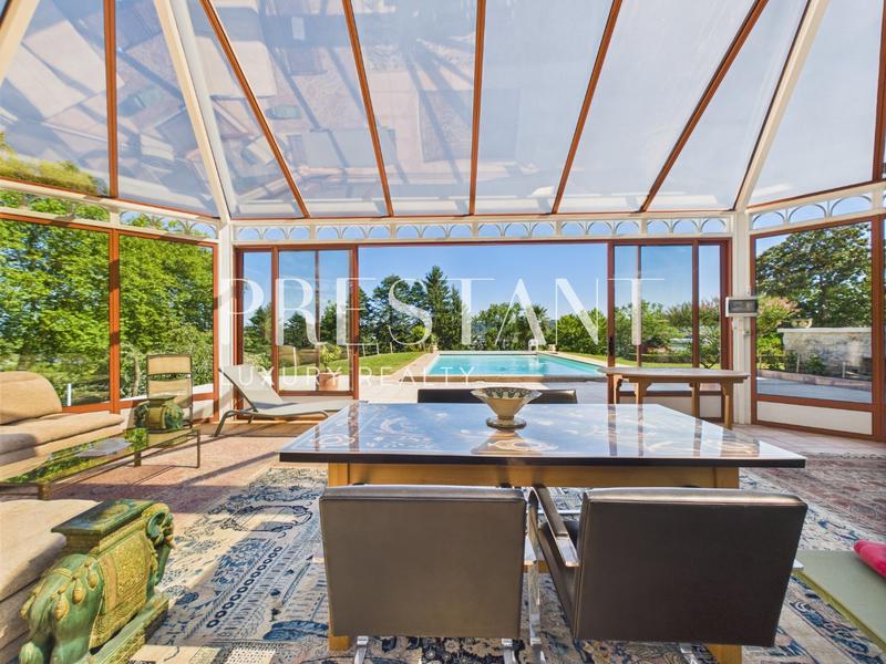 Maison - 470 m² - 15 pièces