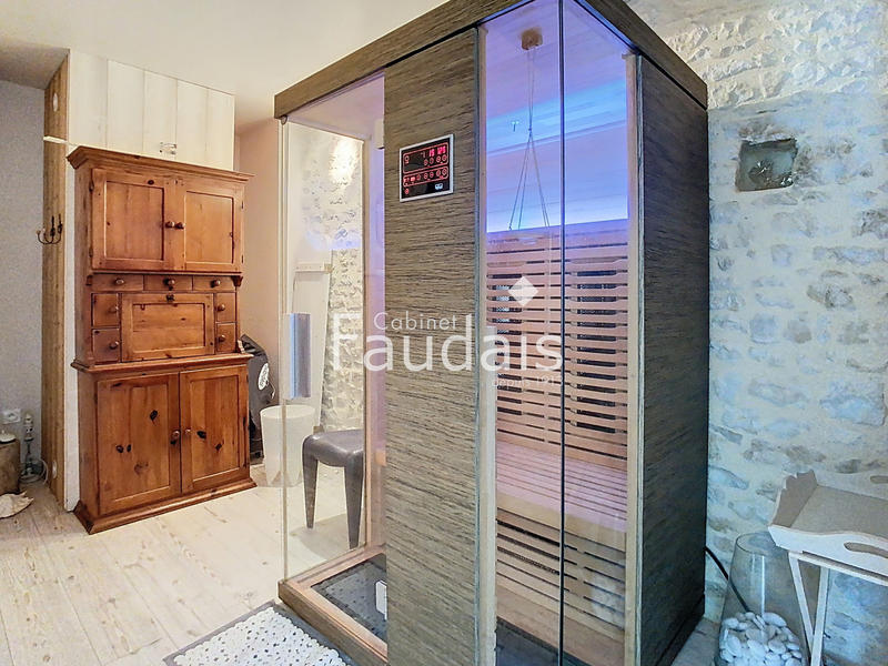 Maison - 415 m² - 16 pièces