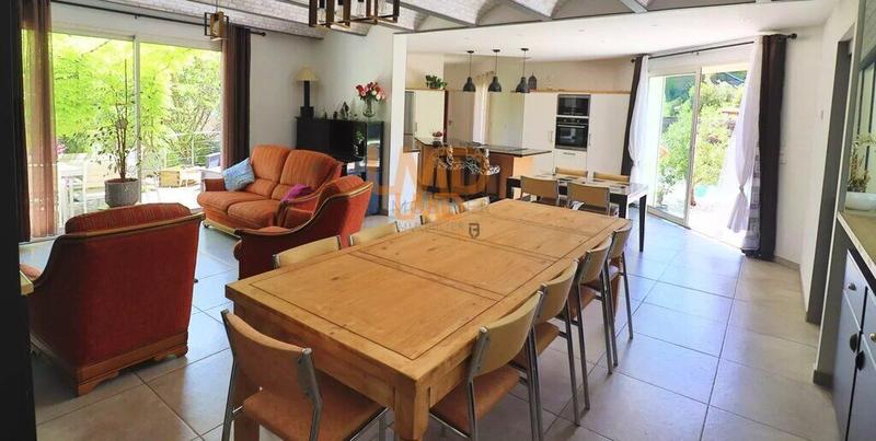 Propriété - 342 m² - 12 pièces