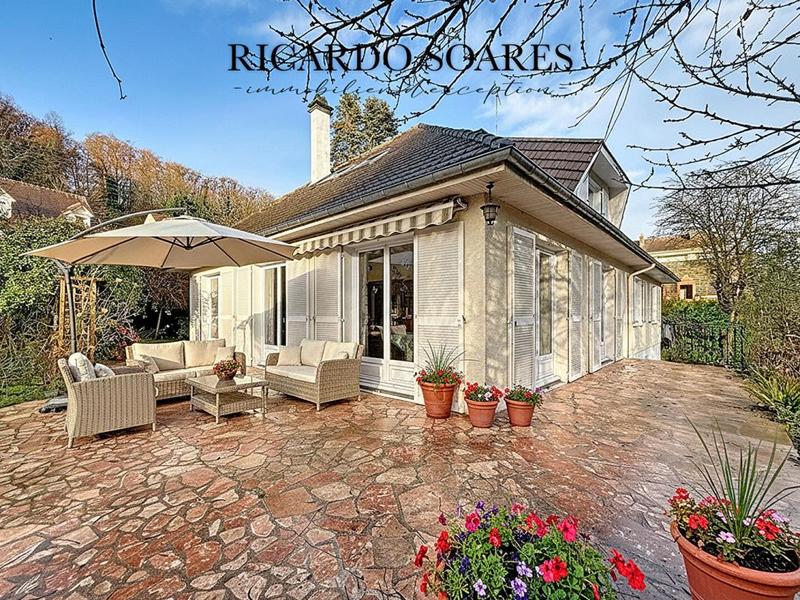 Maison - 220 m² - 8 pièces