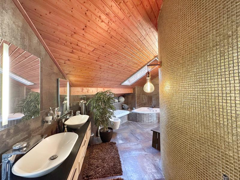 Maison - 230 m² - 6 pièces