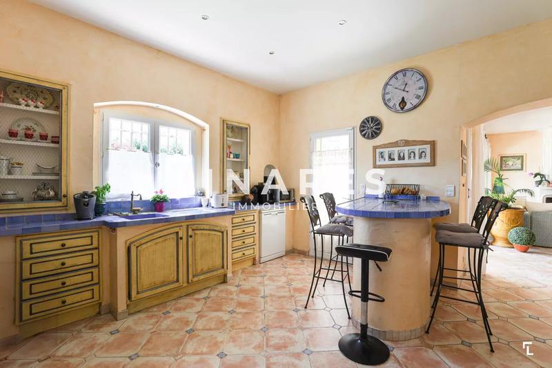 Propriété - 230 m² - 9 pièces