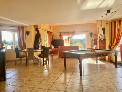 Maison - 220 m² - 8 pièces