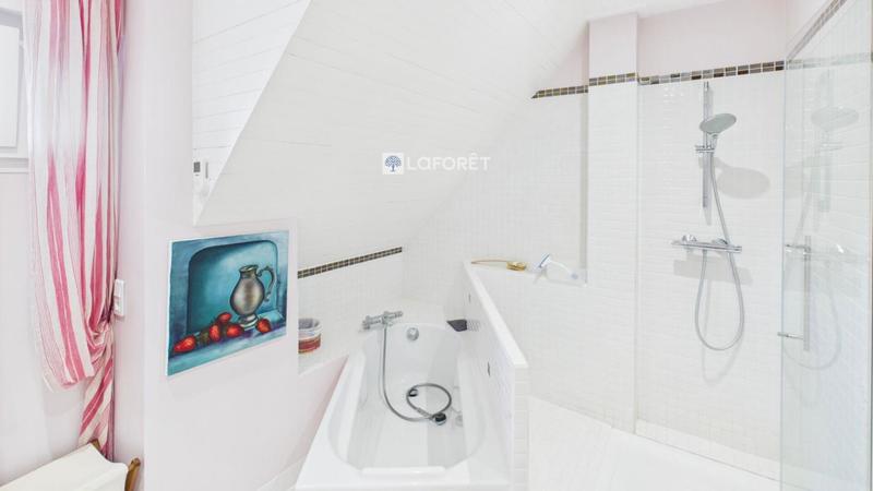 Maison traditionnelle - 207 m² - 7 pièces