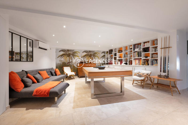 Maison - 325 m² - 10 pièces