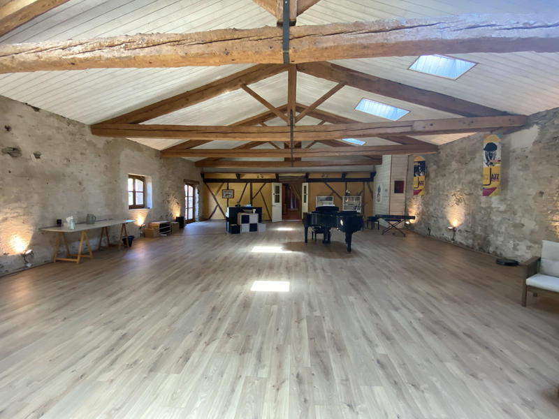 Maison - 360 m² - 8 pièces