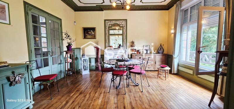 Maison - 280 m² - 10 pièces