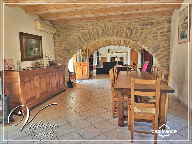 Propriété - 234 m² - 8 pièces