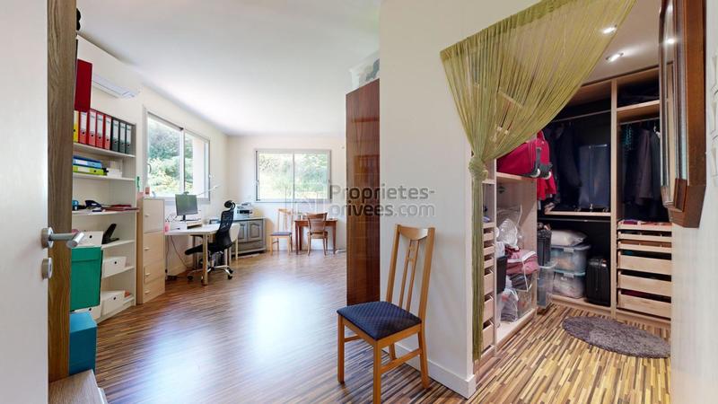 Maison - 250 m² - 6 pièces