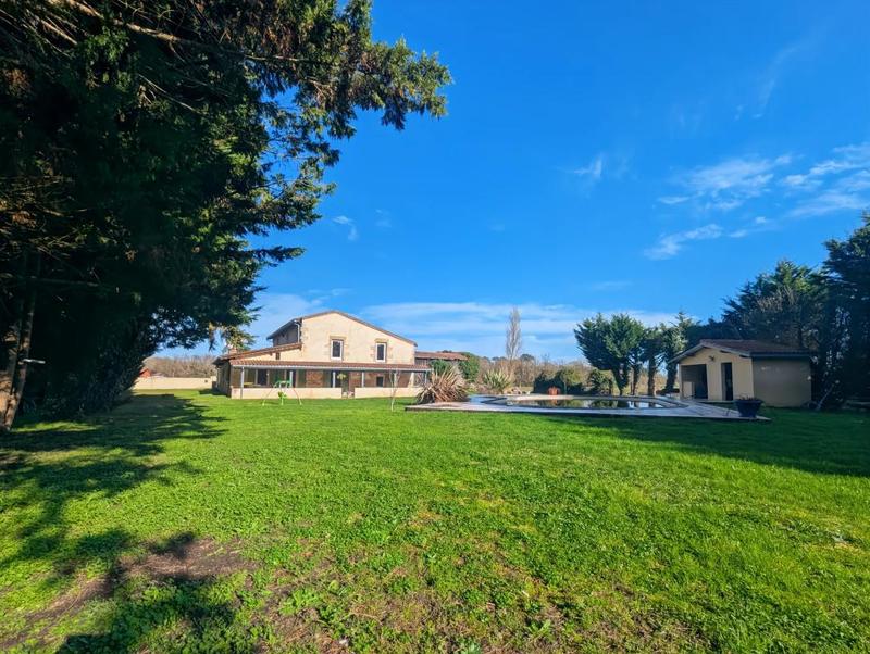 Propriété - 252 m² - 7 pièces