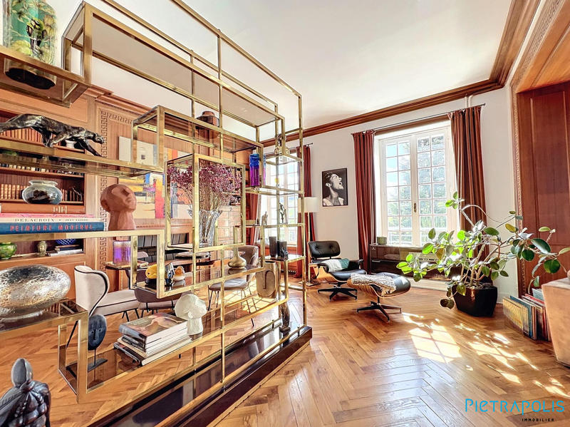 Maison - 300 m² - 8 pièces