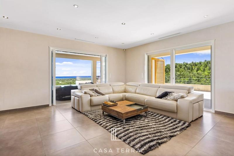 Villa - 271 m² - 9 pièces