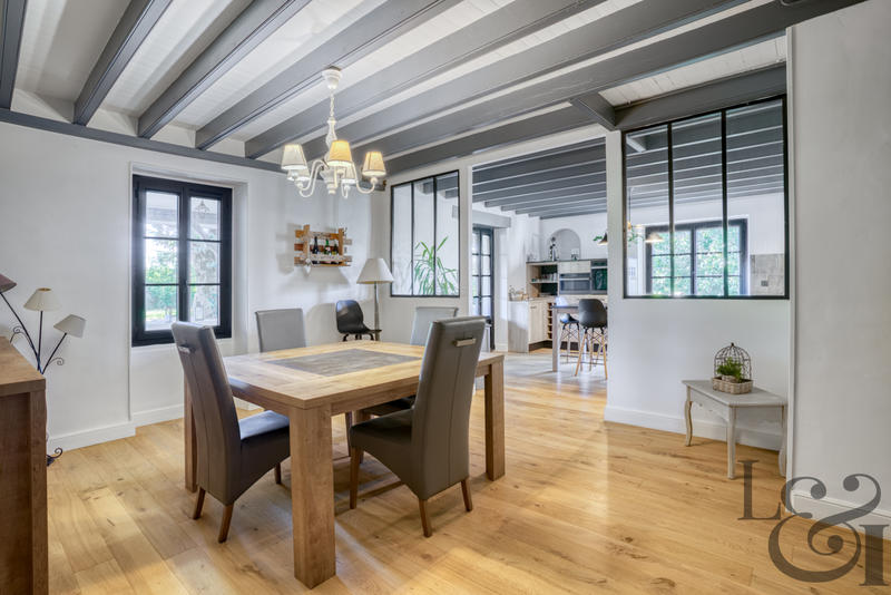 Maison - 250 m² - 13 pièces