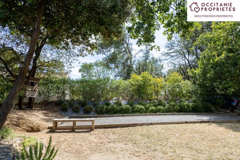 Propriété - 345 m² - 9 pièces