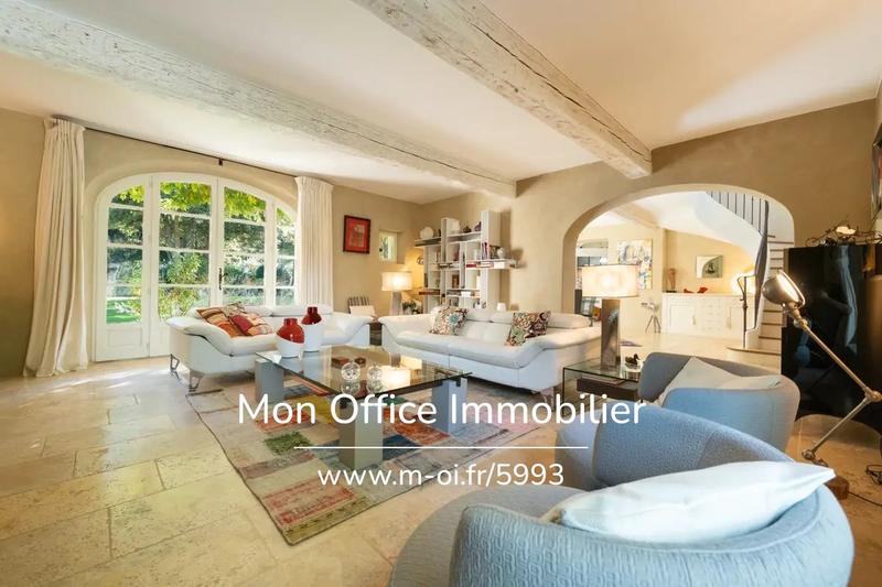 Propriété - 250 m² - 9 pièces