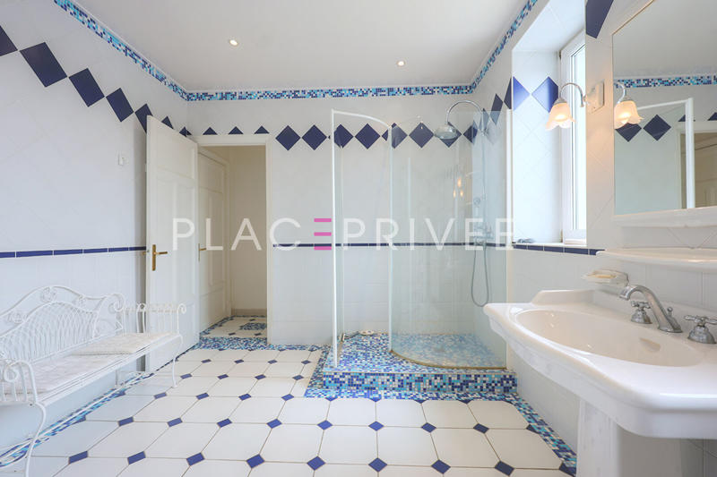 Maison - 320 m² - 10 pièces