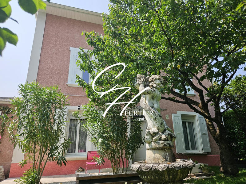 Maison - 224 m² - 9 pièces