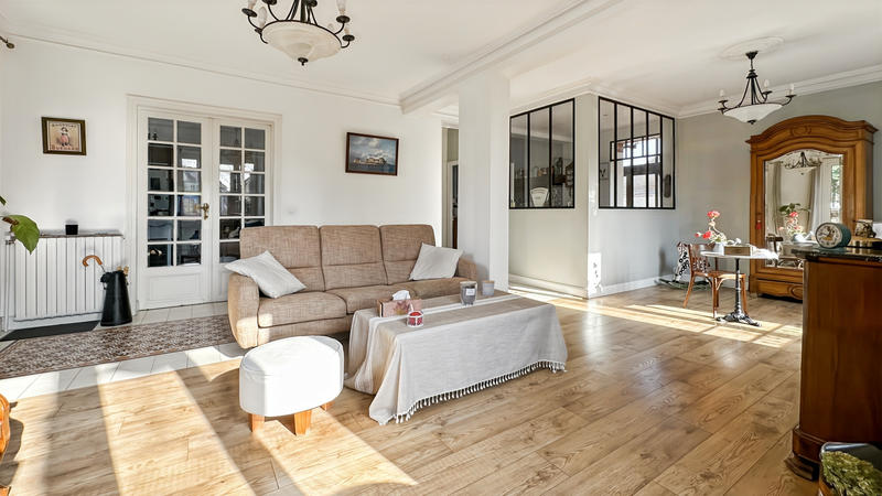 Maison - 212 m² - 10 pièces