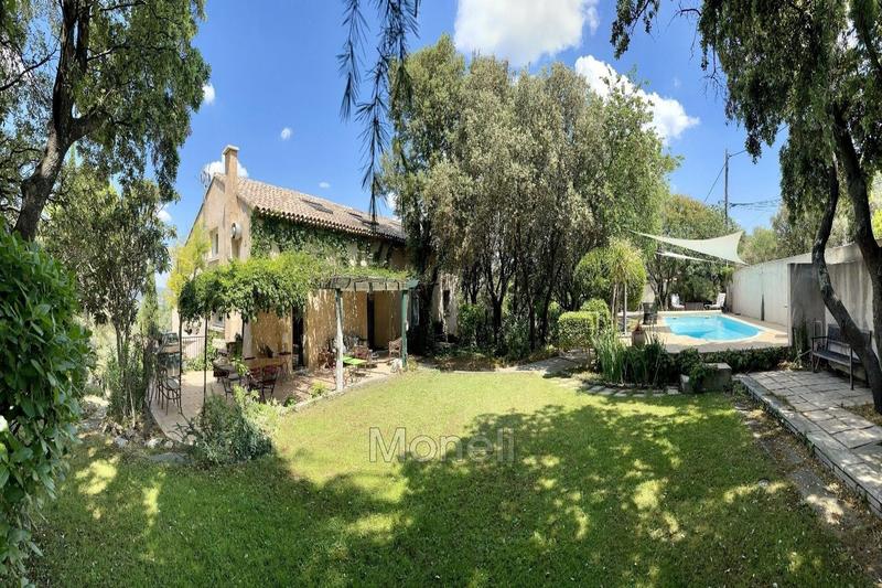 Propriété - 350 m² - 9 pièces