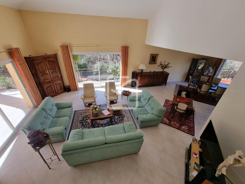 Propriété - 217 m² - 6 pièces