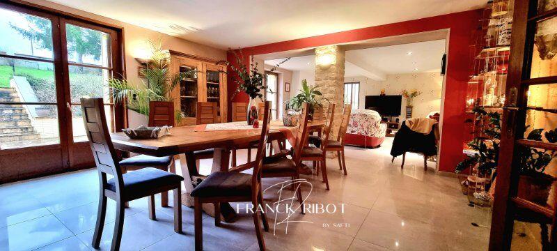 Maison - 327 m² - 10 pièces