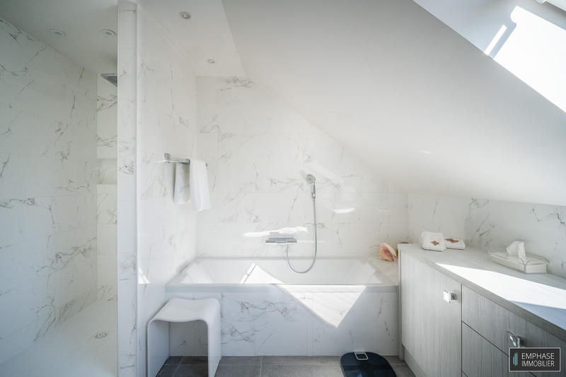 Maison contemporaine - 247 m² - 9 pièces