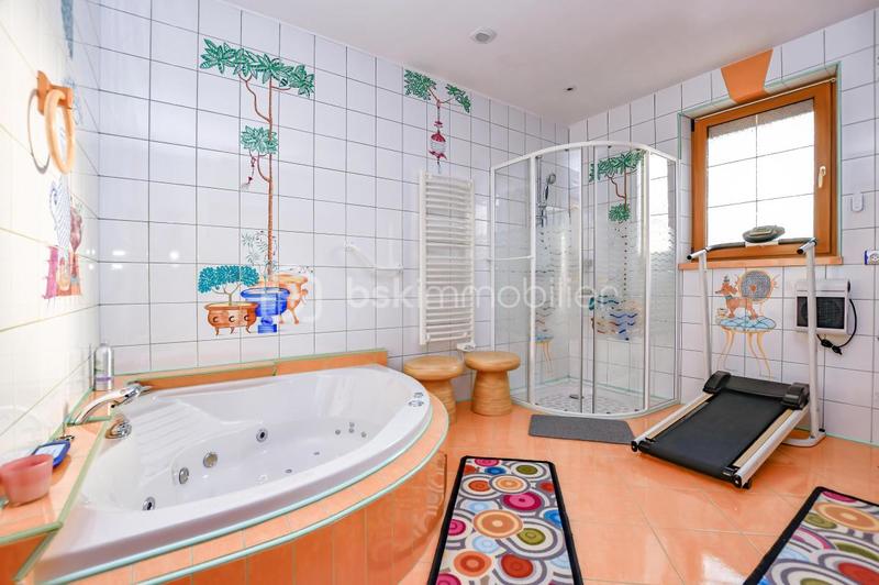 Maison - 220 m² - 7 pièces