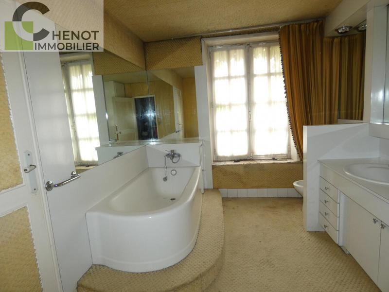 Propriété - 245 m² - 6 pièces