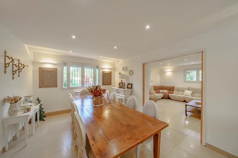 Maison - 335 m² - 12 pièces