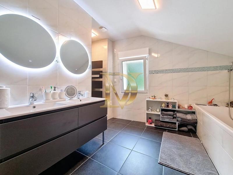 Propriété - 163 m² - 6 pièces