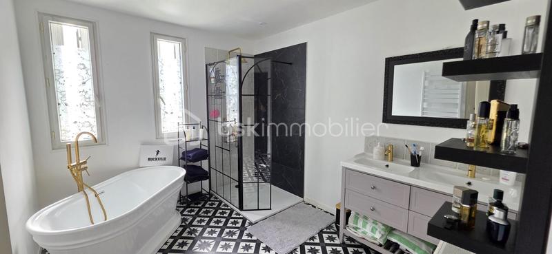 Maison - 280 m² - 7 pièces