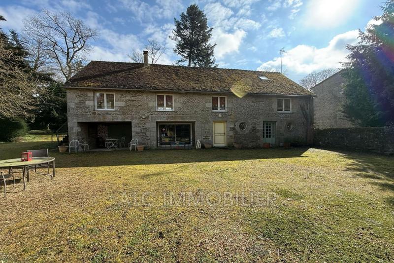 Propriété - 1 040 m² - 24 pièces