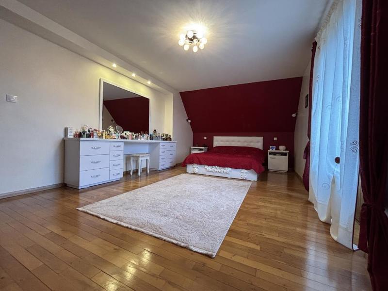 Pavillon - 202 m² - 7 pièces