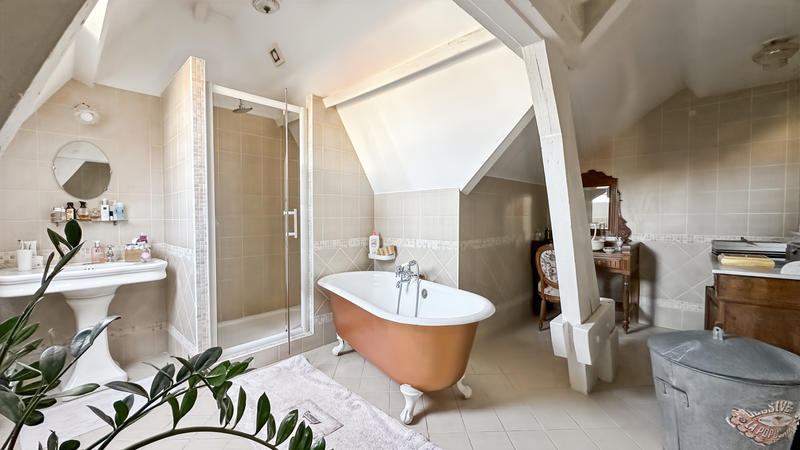 Maison - 212 m² - 10 pièces