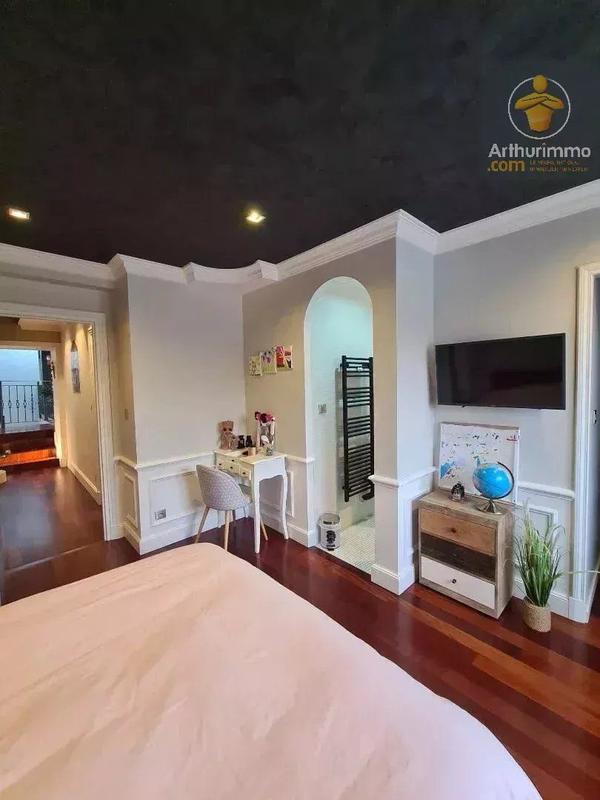 Maison - 230 m² - 7 pièces