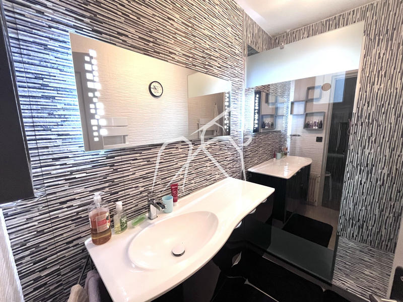 Appartement - 85 m² - 5 pièces