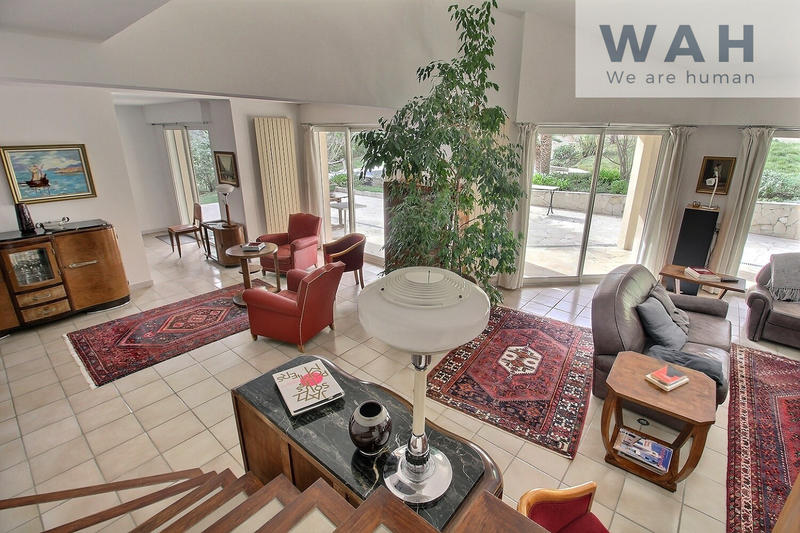 Maison - 220 m² - 8 pièces